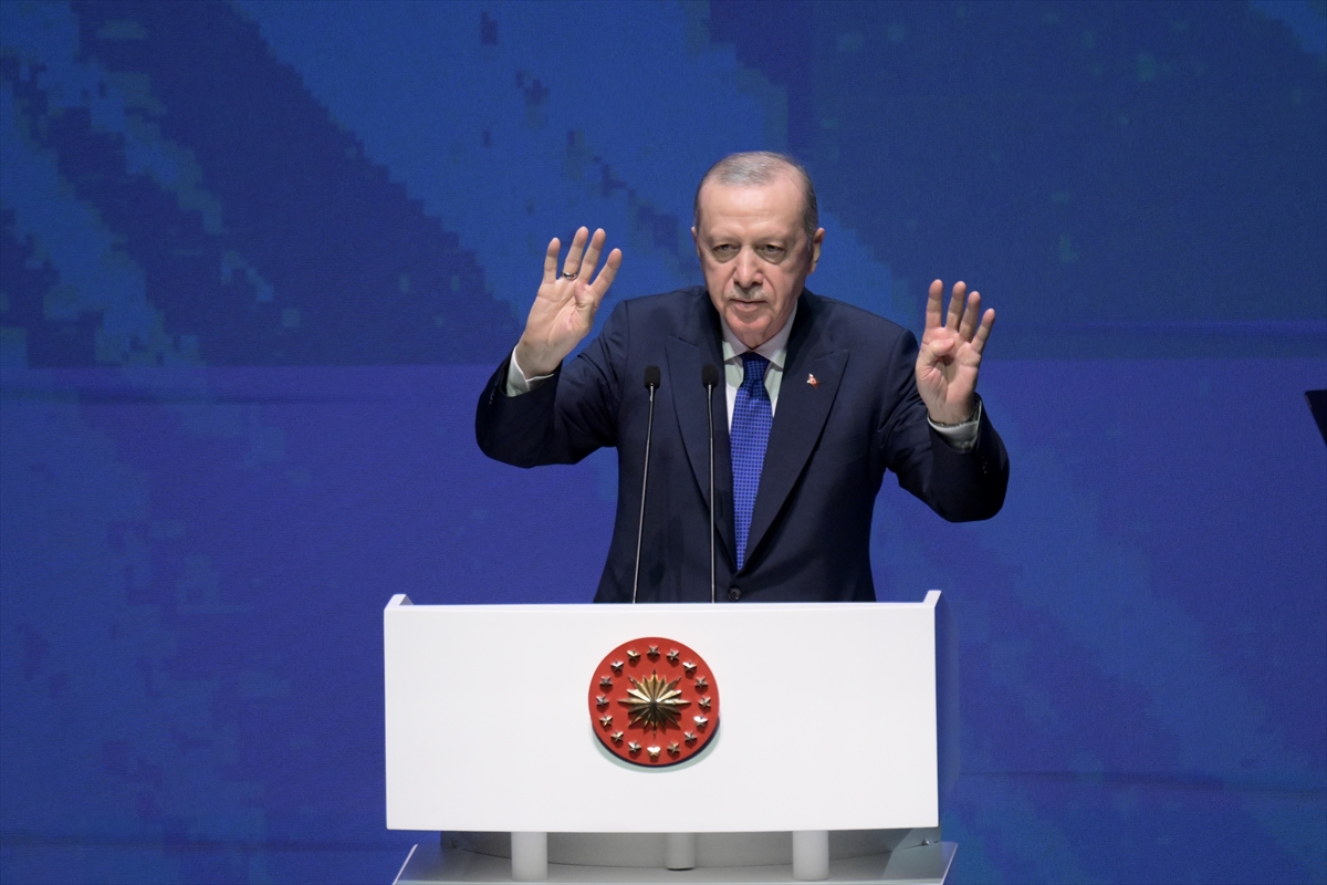 Cumhurbaşkanı Erdoğan: “Türk milletini kökünden koparmak isteyenler rahatsız olsalar da bugün diline, dinine, milli ve manevi değerlerine sahip çıkan bir gençlik var.”