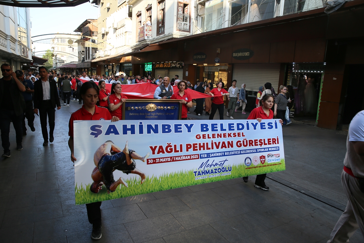 CW Enerji Türkiye Yağlı Güreş Ligi'nin 2. etabı için Gaziantep'te kortej yürüyüşü yapıldı