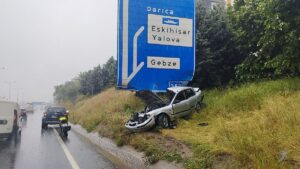 KOCAELİ (AA) – Kocaeli'nin Gebze ilçesinde otomobilin trafik levhasına çarpması