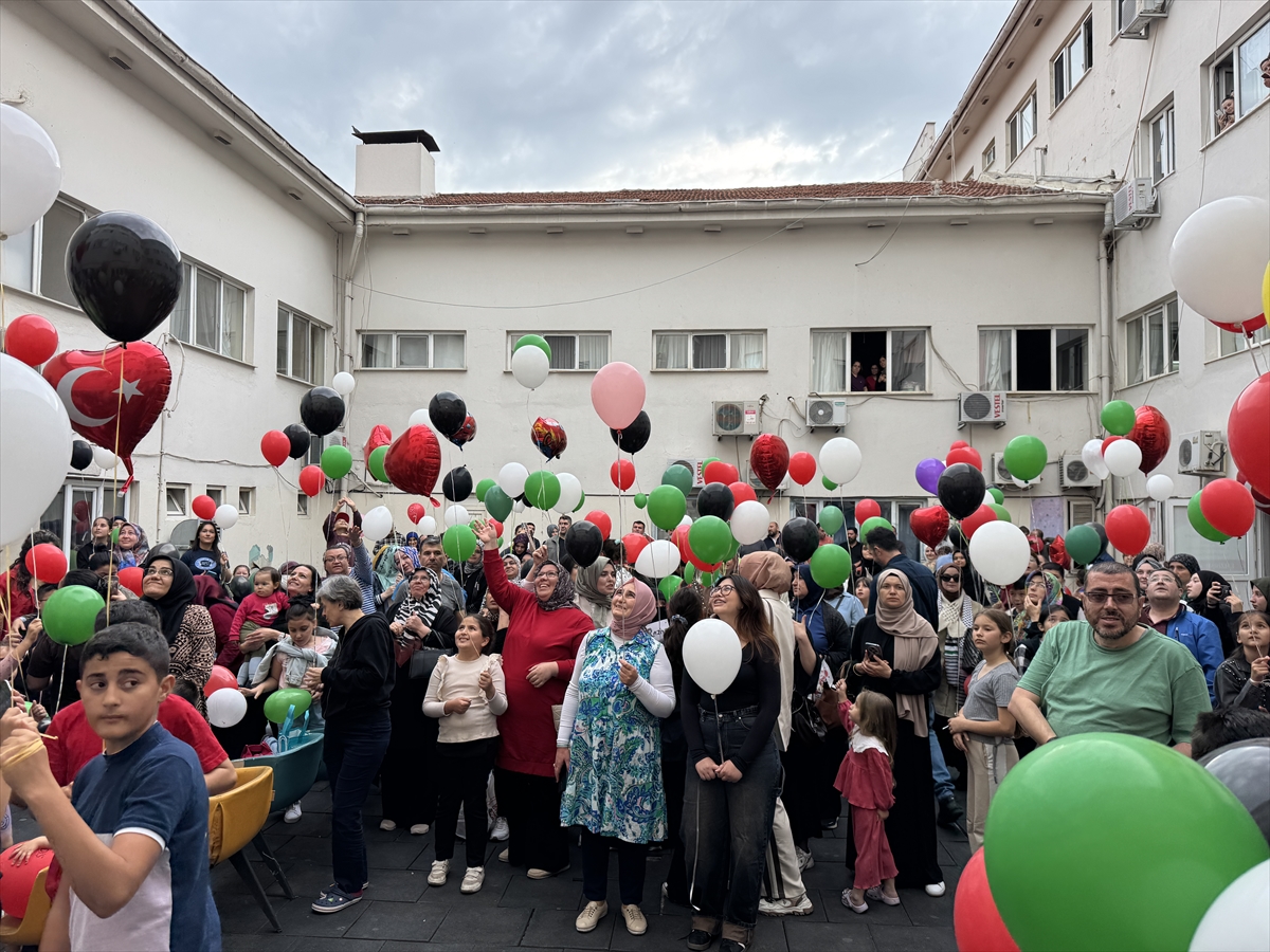 Denizli'de ender görülen genetik hastalıkla mücadele eden çocuk için gökyüzüne balon bırakıldı