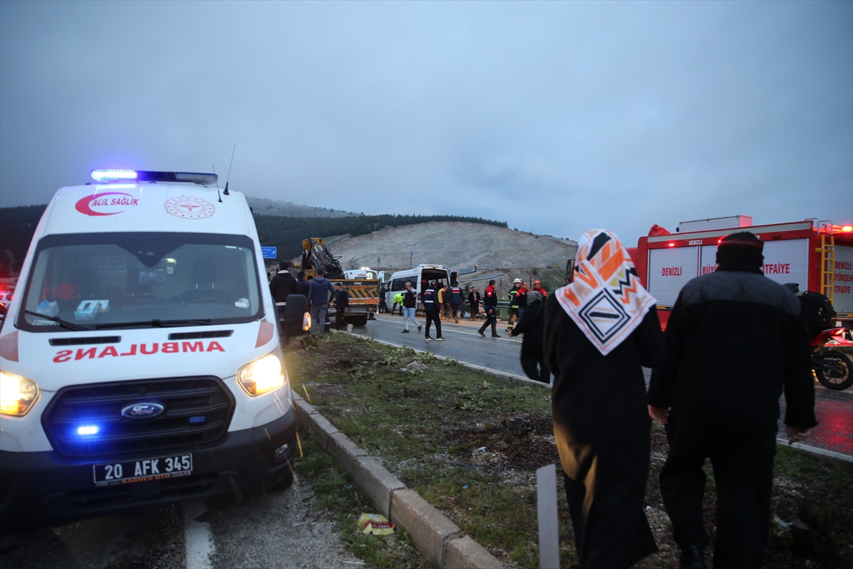 Denizli'de servis minibüsünün otomobile çarptığı kazada 18 kişi yaralandı