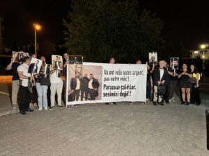 - Sanıklardan tutuklu V.Ç'nin tahliyesine, tutuksuz 3 sanık hakkında kırmızı