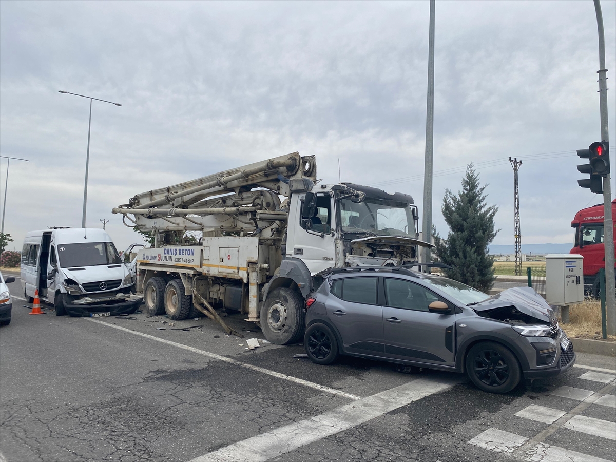 Diyarbakır'da 3 aracın karıştığı kazada 11 kişi yaralandı