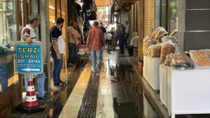 DİYARBAKIR (AA) – Diyarbakır'da sağanak, dolu ve kuvvetli rüzgar etkili