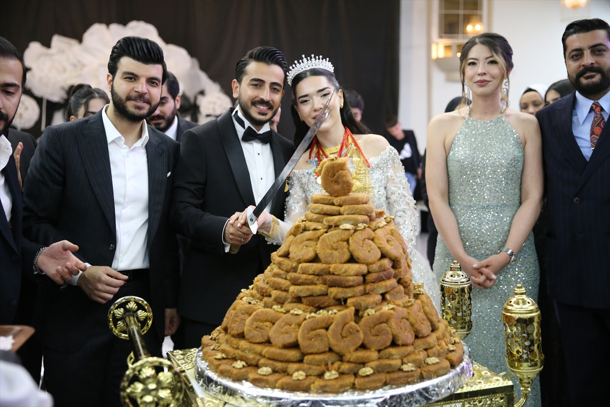 Diyarbakır'da evlenen çift, düğünde pasta yerine burma kadayıf kesti