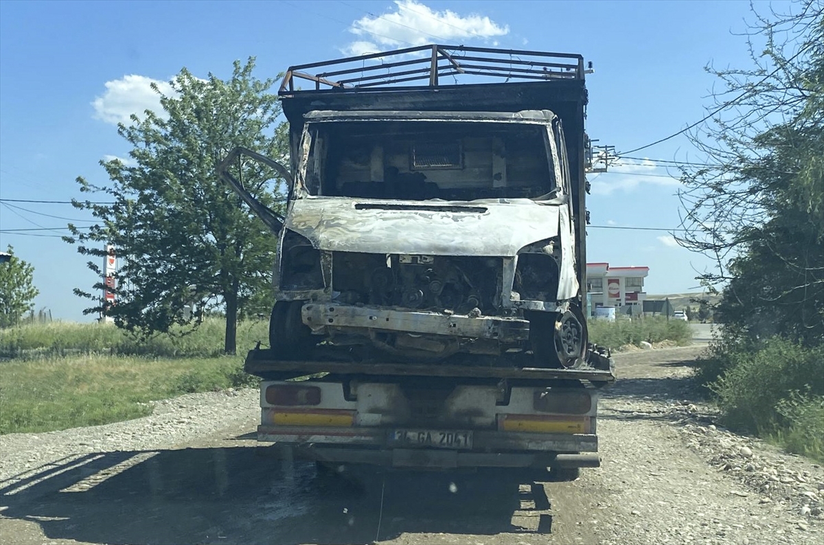 Diyarbakır'da yanmış kamyonette baba ve oğlunun cesetleri bulundu