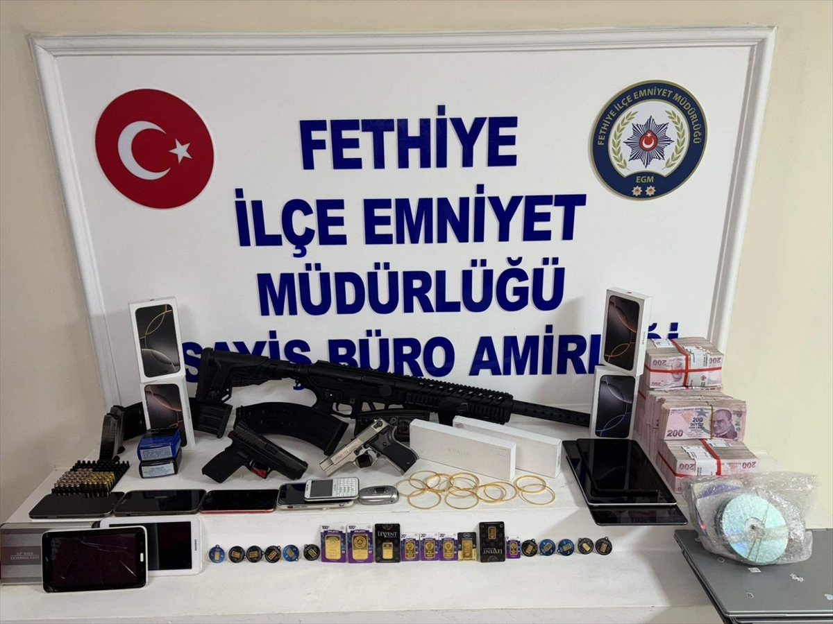Dolandırıcılık, görevi kötüye kullanma ve belgede sahtecilik suçundan aranan kişi Fethiye'de yakalandı