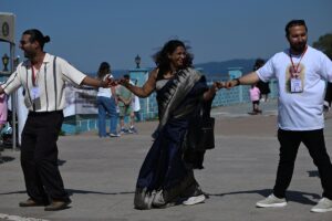 - Ressamlar, öğrenciler ve yetişkinlerden oluşan 106 kişilik grup, Atatürk'ün