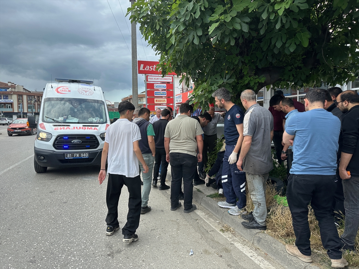 Düzce'de kamyonun açılan dorse kapağının çarptığı bisikletli yaralandı