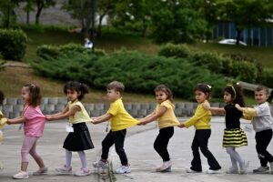 - Arı kıyafetleri giyip "Çiçekler solmasın, arılar ölmesin" ve "Arılar