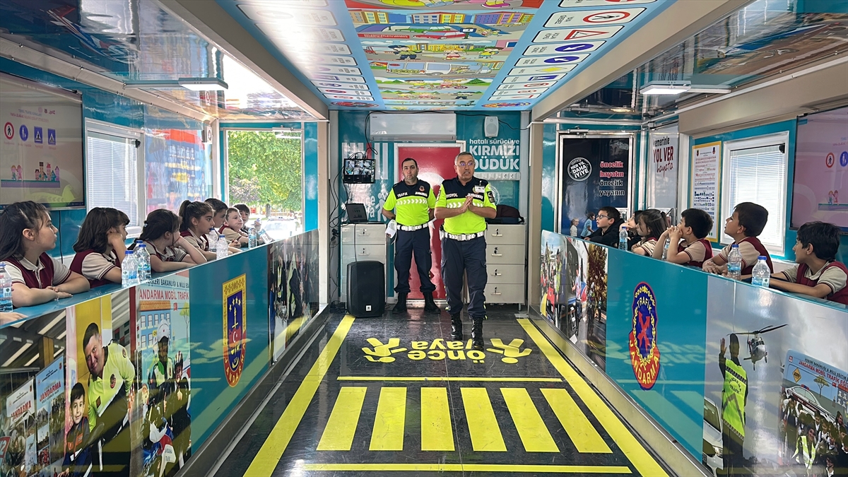 Düzce'de mobil eğitim tırında trafik kuralları anlatıldı