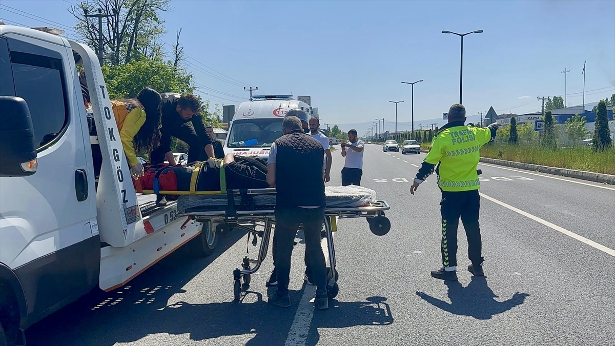 Düzce'de motosikletiyle çekiciye çarpan kurye yaralandı