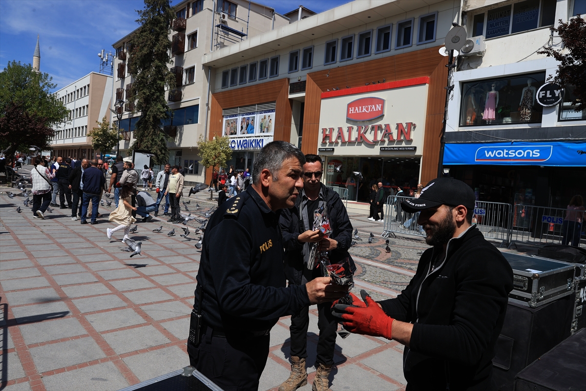 Edirne Emniyet Müdürü Karaburun 1 Mayıs'ta çalışan işçilere çiçek hediye etti