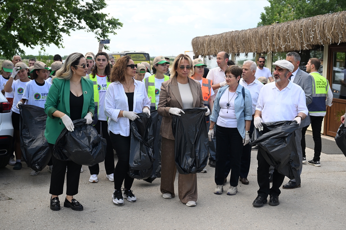 Edirne'de kadınlar çevre temizliğinin ardından dostluk maçı yaptı