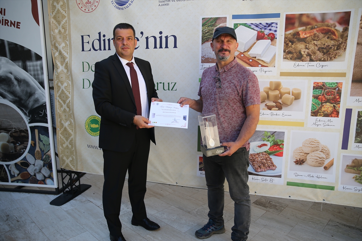 Edirne'de şef adayı öğrenciler topladıkları güllerden Osmanlı reçetesine göre reçel hazırladı