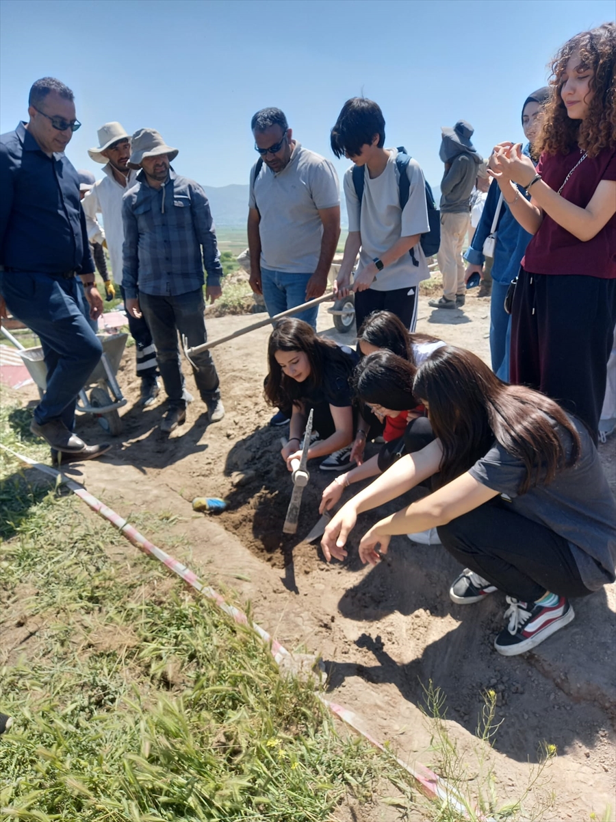 Elazığ’da öğrenciler Tadım Höyüğü ve Kalesi'nde arkeolojik kazı deneyimi yaşadı