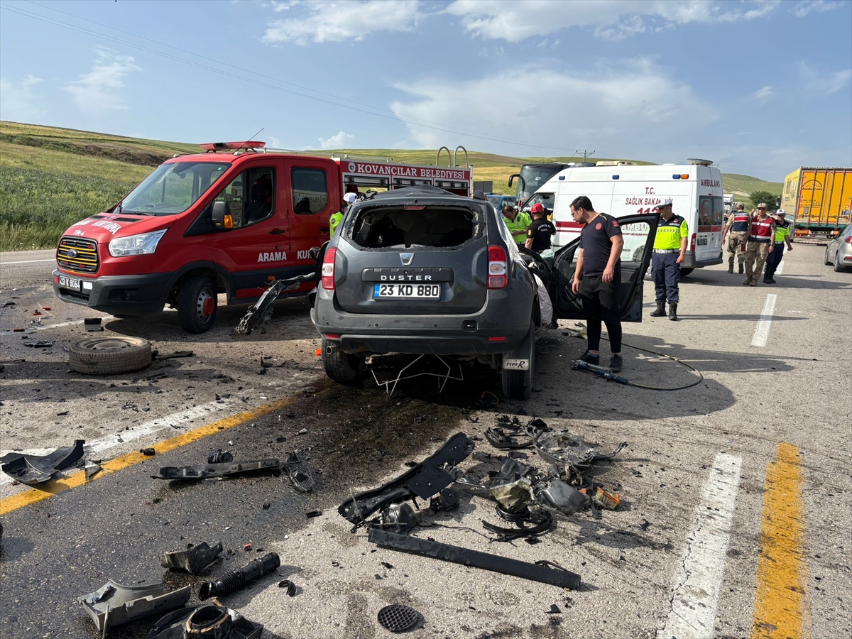 Elazığ'da tır ile otomobilin çarpıştığı kazada 1 kişi öldü, 2 kişi ağır yaralandı
