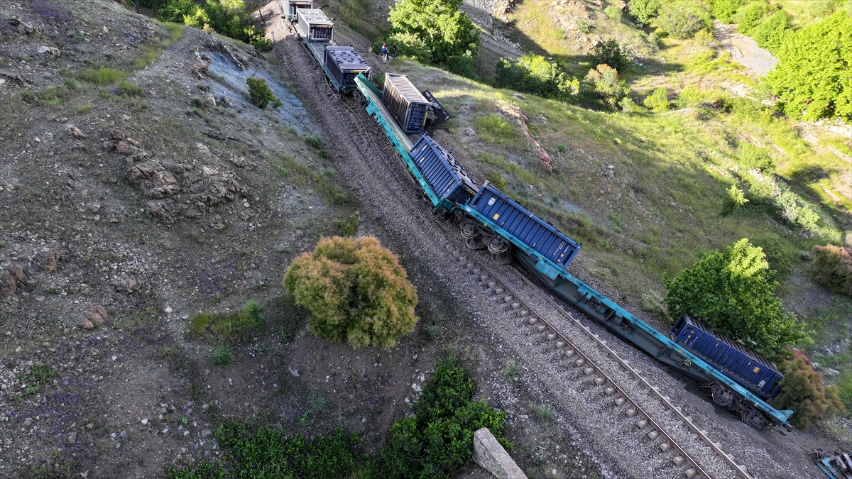 Elazığ'da yük treninin 5 vagonu raydan çıktı
