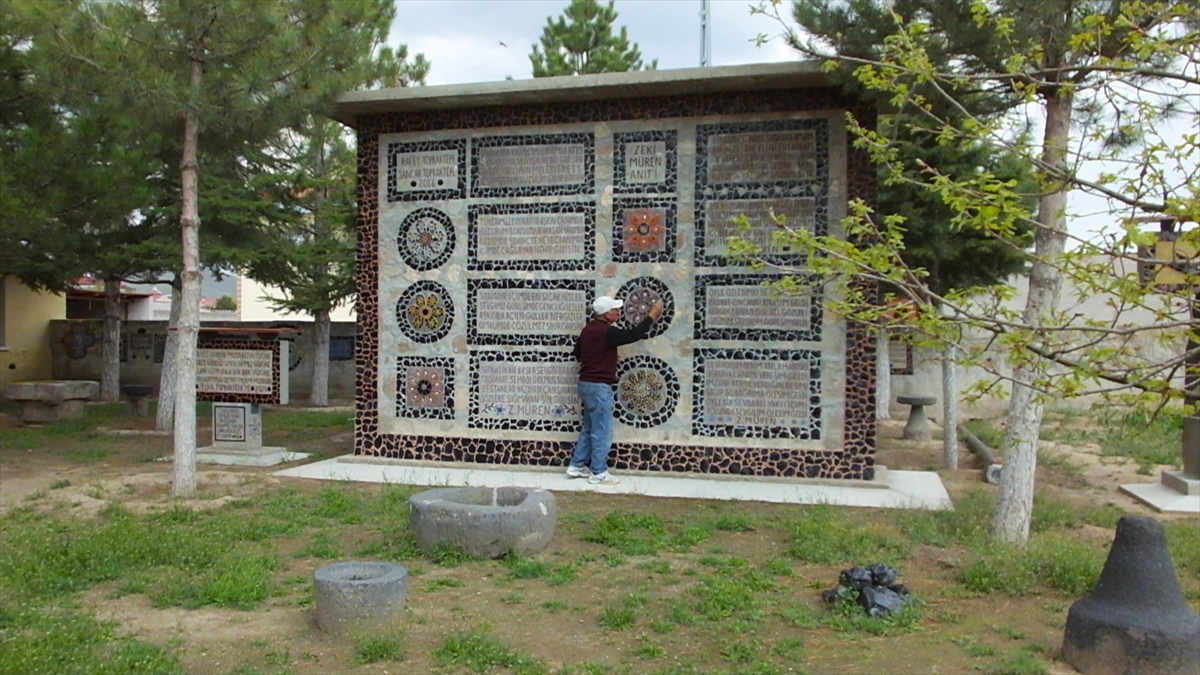 Emekli işçi, dağlardan topladığı volkanik taşlarla evinin bahçesine sanat duvarı yaptı