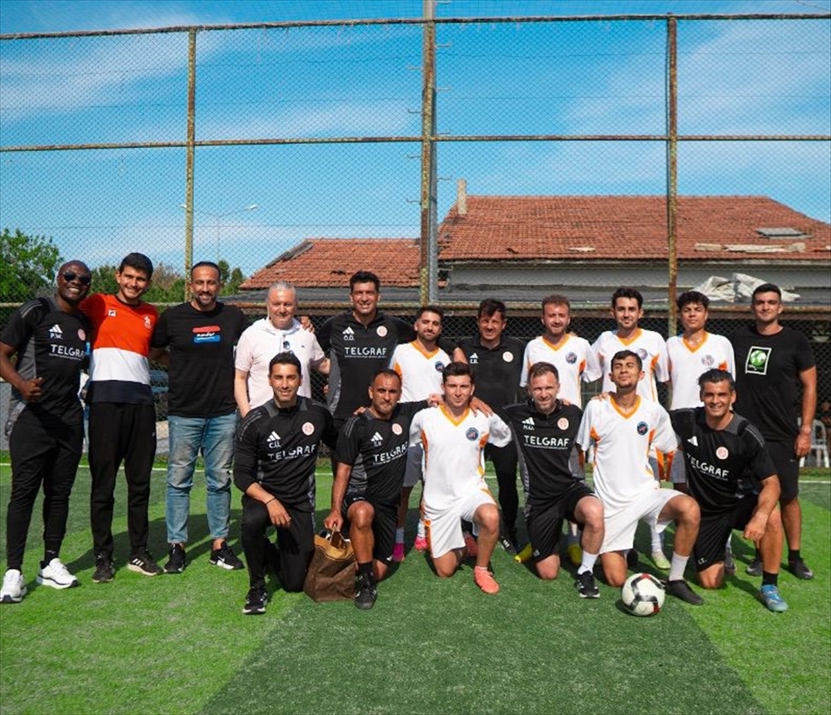 Emre Belözoğlu öğrencilerle futbol oynadı