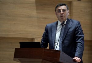 İZMİR (AA) – İzmir'de, bebekken buğday tarlasında çıkan yangında vücudunda