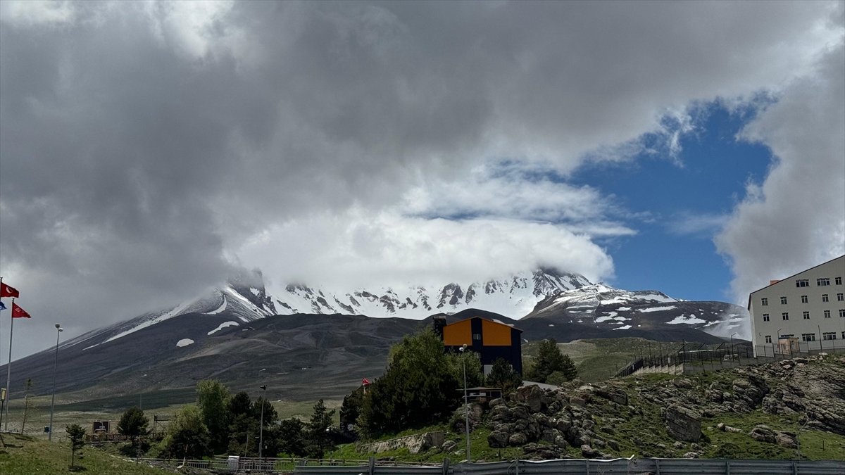 Erciyes Dağı'nın zirvesine kar yağdı