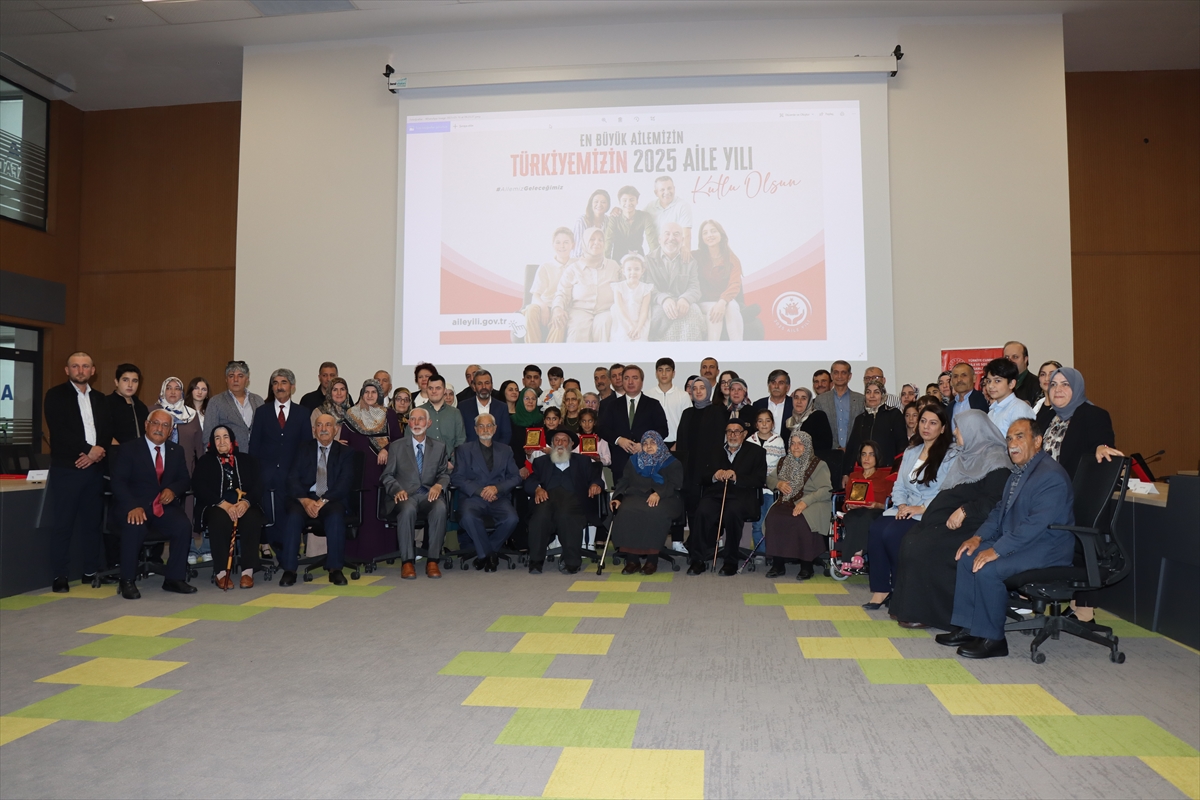 Erzincan'da “Aile Yılı” kapsamında 24 örnek aileye şilt takdim edildi