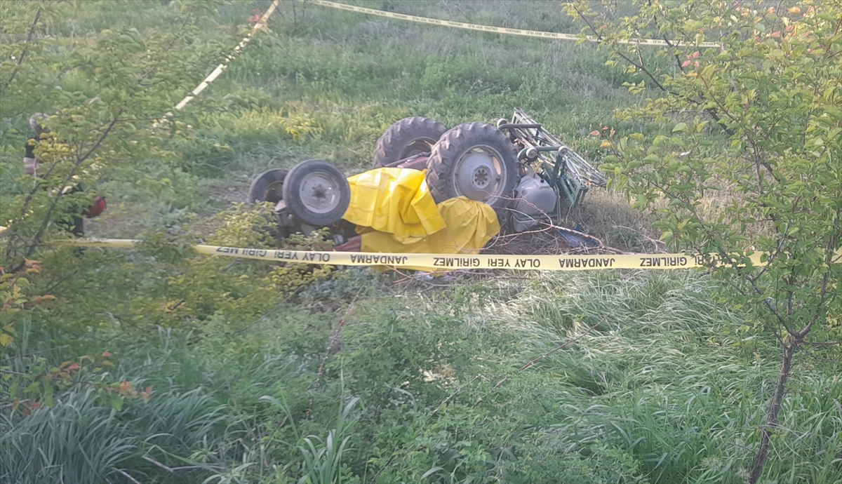Erzincan'da devrilen traktörün altında kalan sürücü hayatını kaybetti