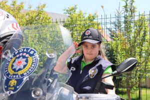 - Polis olma hayali kuran öğrencilere sürpriz yapan polis ekipleri,