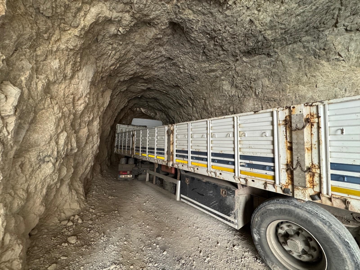 Erzincan'daki tarihi Kemaliyeliler Taş Yolu tırın tünele sıkışması sonucu ulaşıma kapatıldı