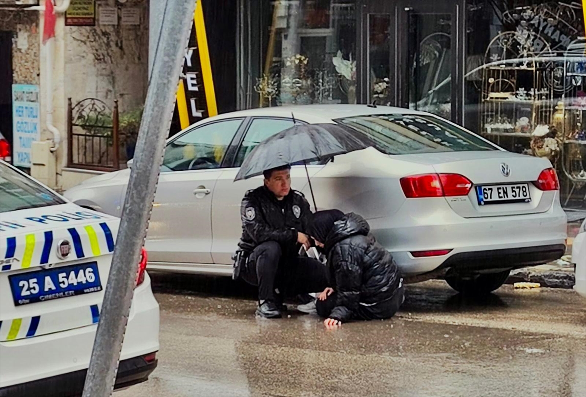 Erzurum'da polis, yaralanan yayanın başında “ıslanmasın” diye şemsiyeyle bekledi