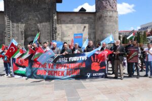 ERZURUM (AA) – Erzurum'da sağlık çalışanları, İsrail'in Gazze'ye yönelik saldırılarını