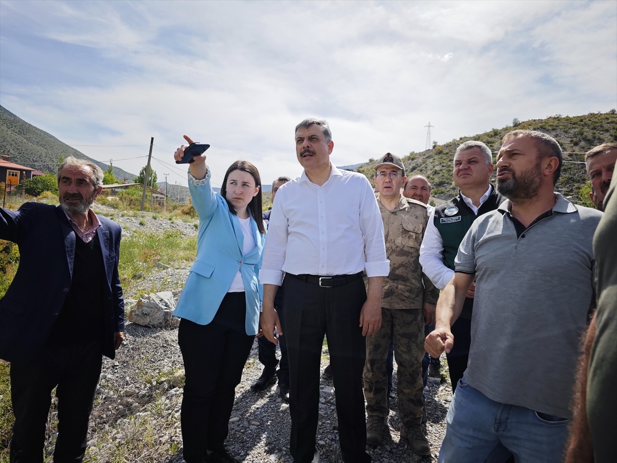 Erzurum'da yaşanan toprak kayması sonrası hasarlı 38 ev tahliye edildi