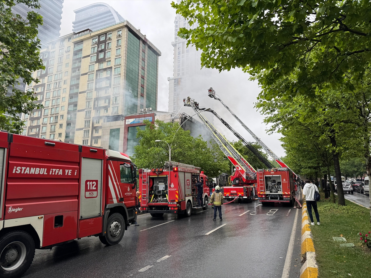 Esenyurt'ta bir binada çıkan yangına müdahale ediliyor