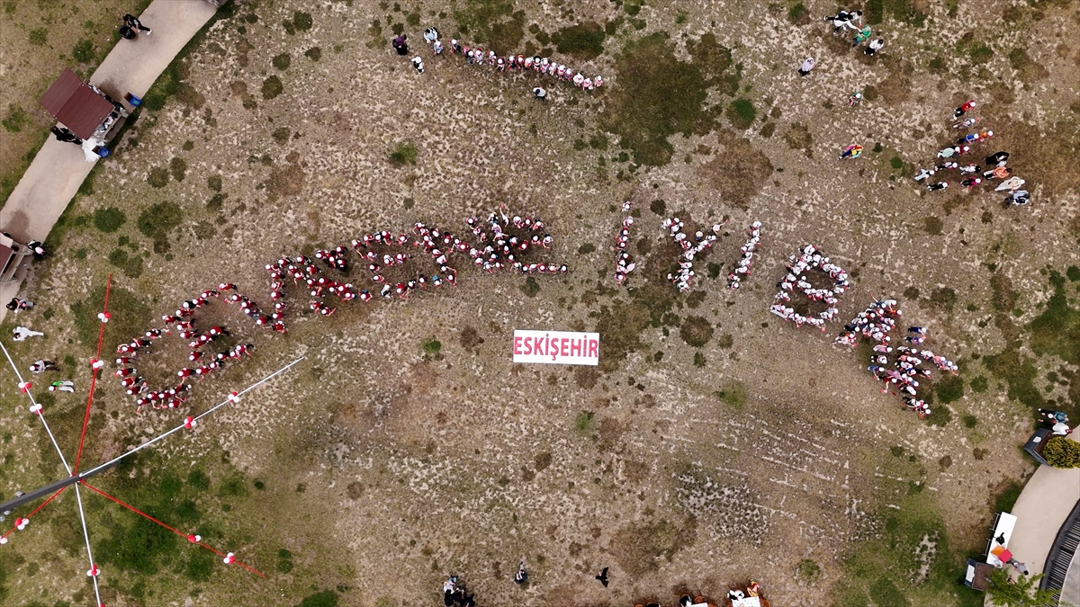 Eskişehir'de çocuklar atık malzemelerden tasarlanan kıyafetlerle defile yaptı