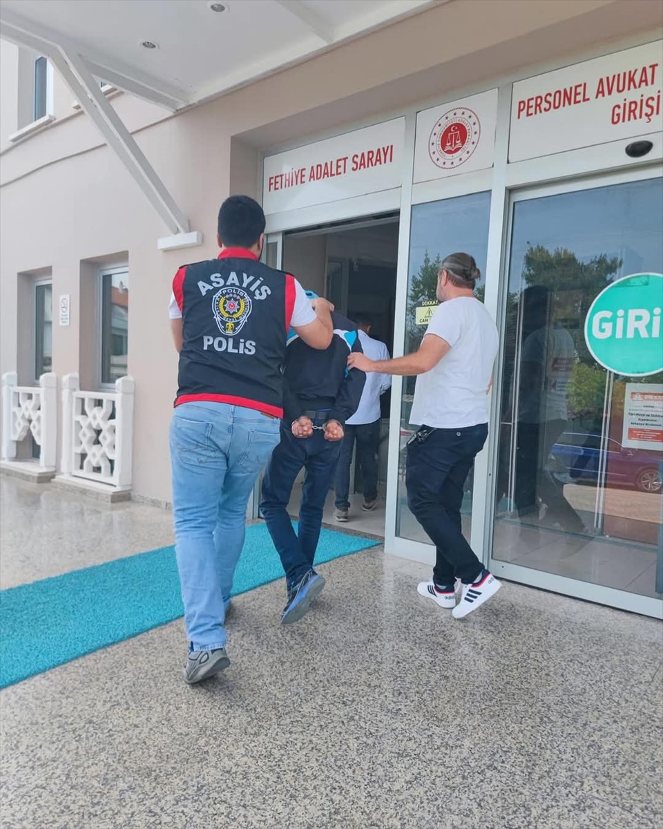 Fethiye'de AK Parti ilçe başkanlığı binasına taşlı saldırıya ilişkin 1 kişi tutuklandı