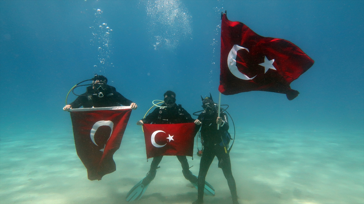 Fethiye'de dalgıçlar 19 Mayıs'ı deniz altında kutladı