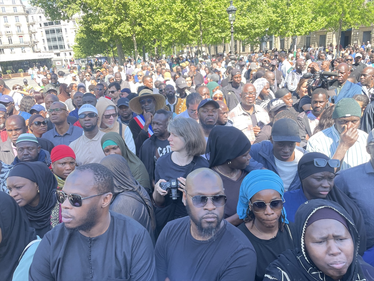 Fransa'da camide namaz kıldığı sırada bıçaklanarak öldürülen genç Paris'te anıldı