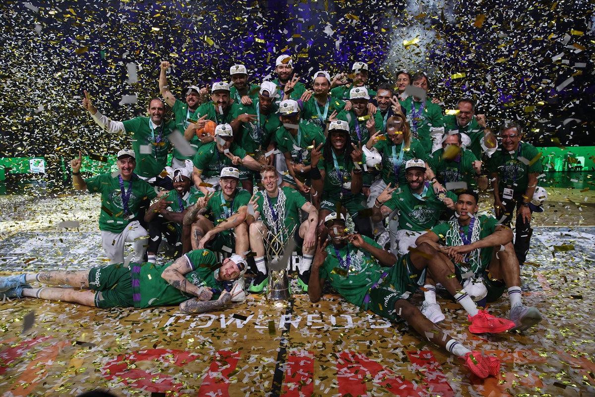 Basketbol Şampiyonlar Ligi'nde şampiyonluğa ulaşan Unicaja Malaga, kupasını aldı