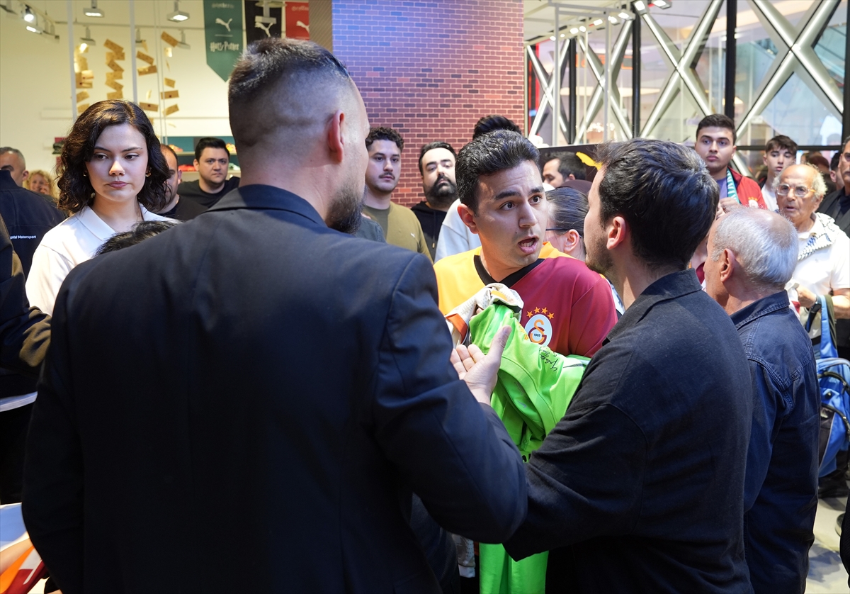 Galatasaray'ın Uruguaylı file bekçisi Muslera, imza gününde taraftarla buluştu