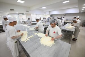 GAZİANTEP (AA) – Gaziantepli baklavacılar, Kurban Bayramı öncesinde katlanan siparişleri