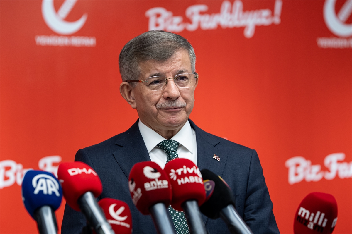 Gelecek Partisi Genel Başkanı Davutoğlu, Yeniden Refah Genel Başkanı Erbakan'ı ziyaret etti