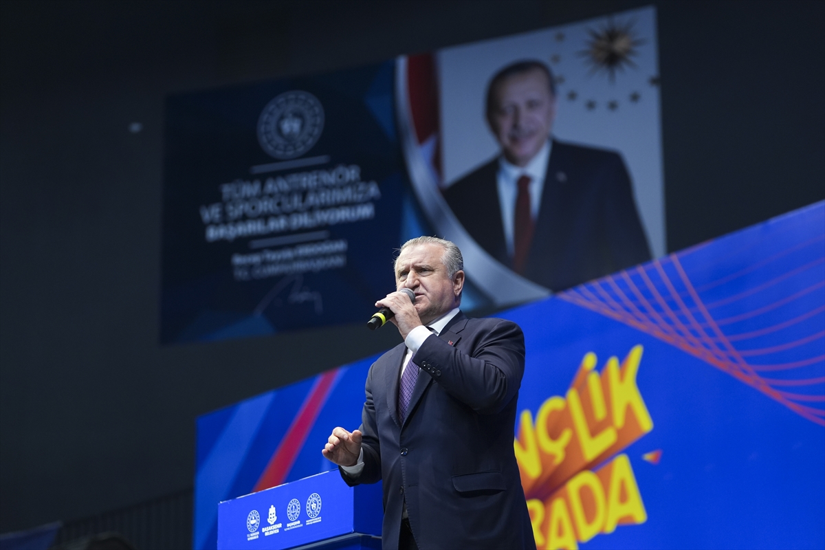 Gençlik ve Spor Bakanı Bak, Başakşehir Gençlik Oyunları'nın final programına katıldı:
