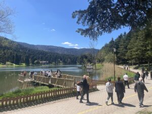 BOLU (AA) – Bolu'nun doğal güzellikleriyle öne çıkan Gölcük Tabiat