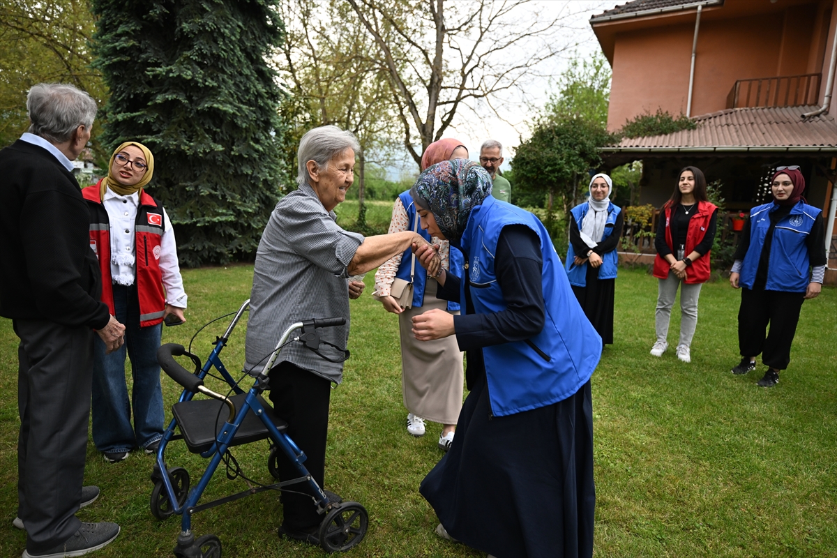 Gönüllü gençler şehit anneleri için çanta yaptı