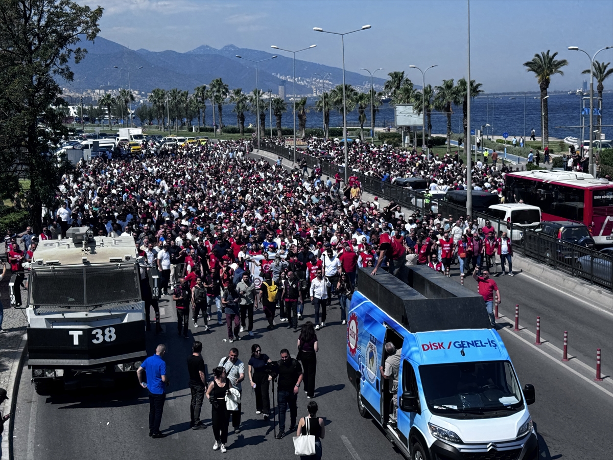 Greve çıkan İzmir Büyükşehir Belediyesi işçileri yürüyüş yaptı