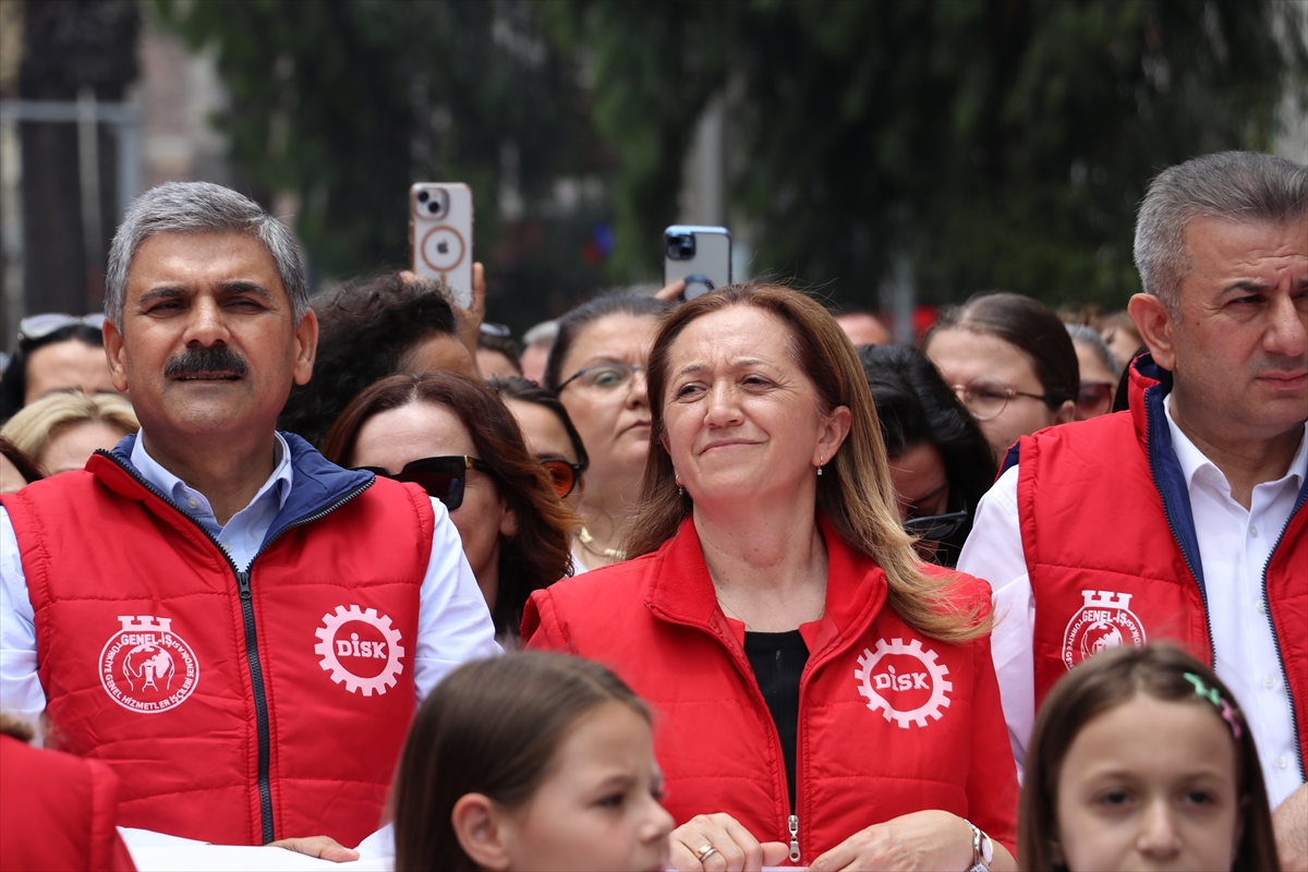Greve çıkan İzmir Büyükşehir Belediyesi işçileri yürüyüş yaptı
