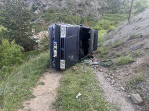 GÜMÜŞHANE (AA) – Gümüşhane'nin Torul ilçesinde devrilen otomobildeki 4 kişi