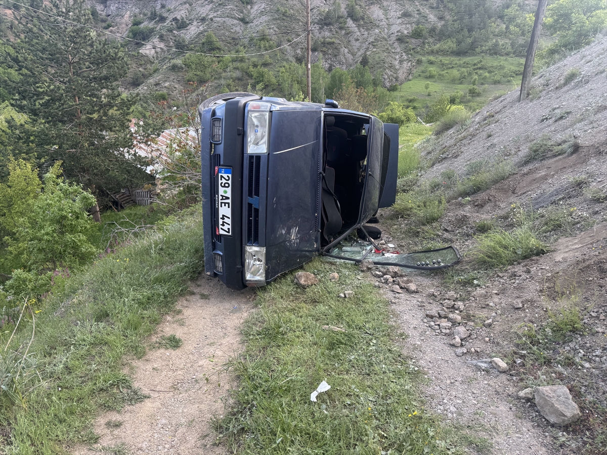 Gümüşhane'de devrilen otomobildeki 4 kişi yaralandı