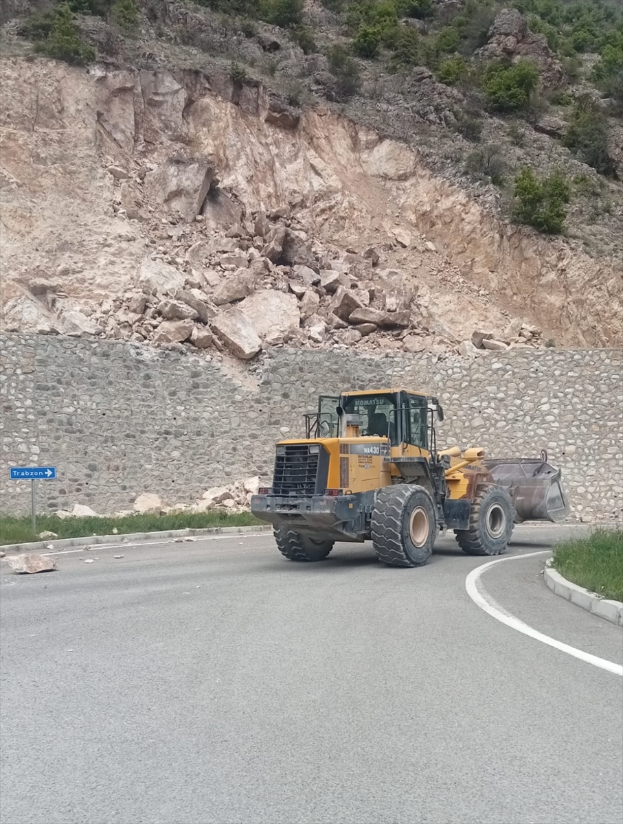 Gümüşhane'de heyelan nedeniyle mahalle yolu ulaşıma kapatıldı